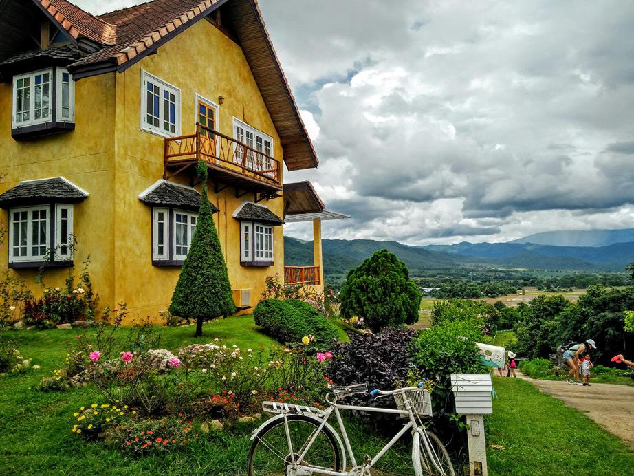 Yellow house in the Pai valley