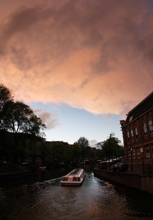 Prinsengracht at night with a tourboat