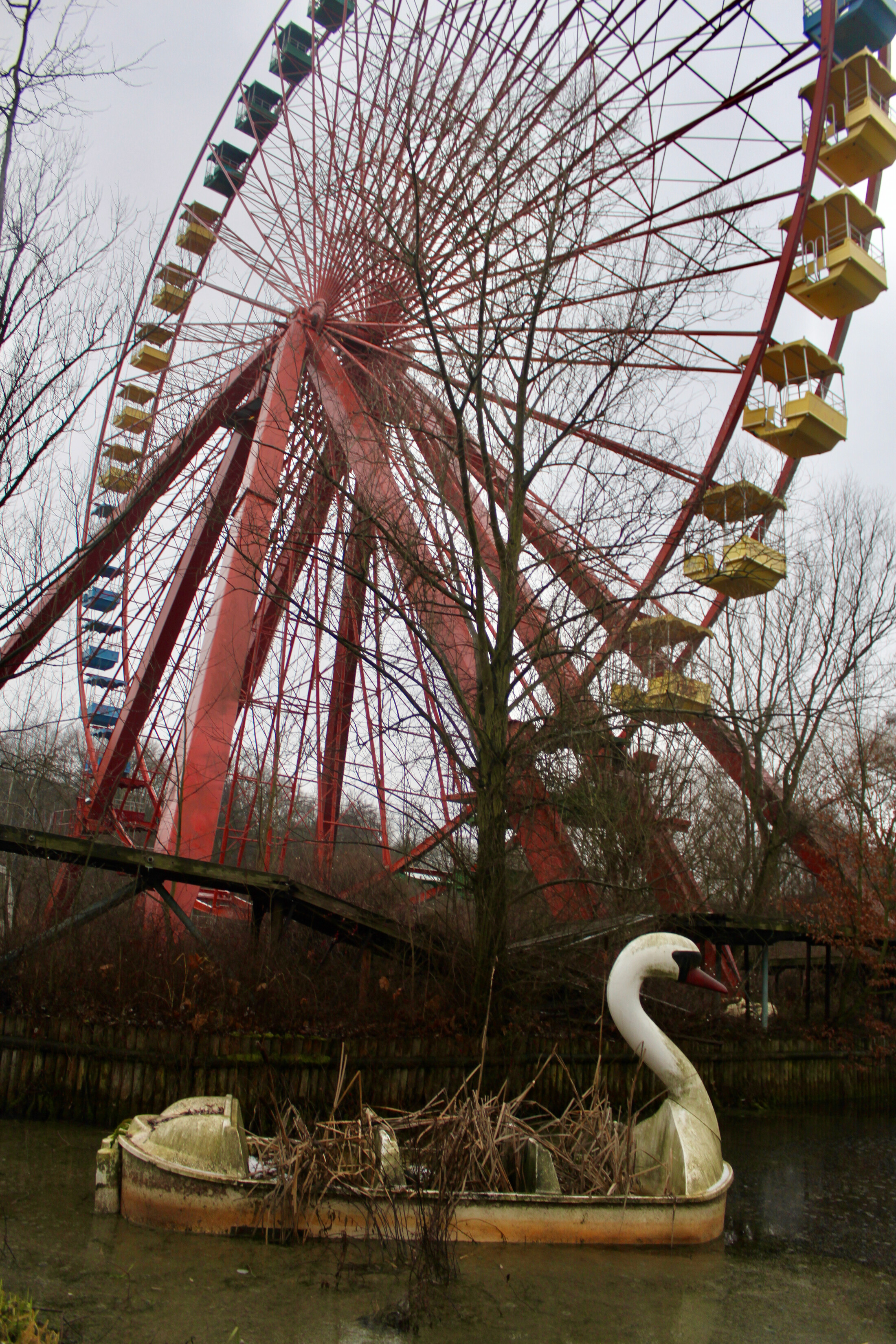abandoned spinning wheel in spree park