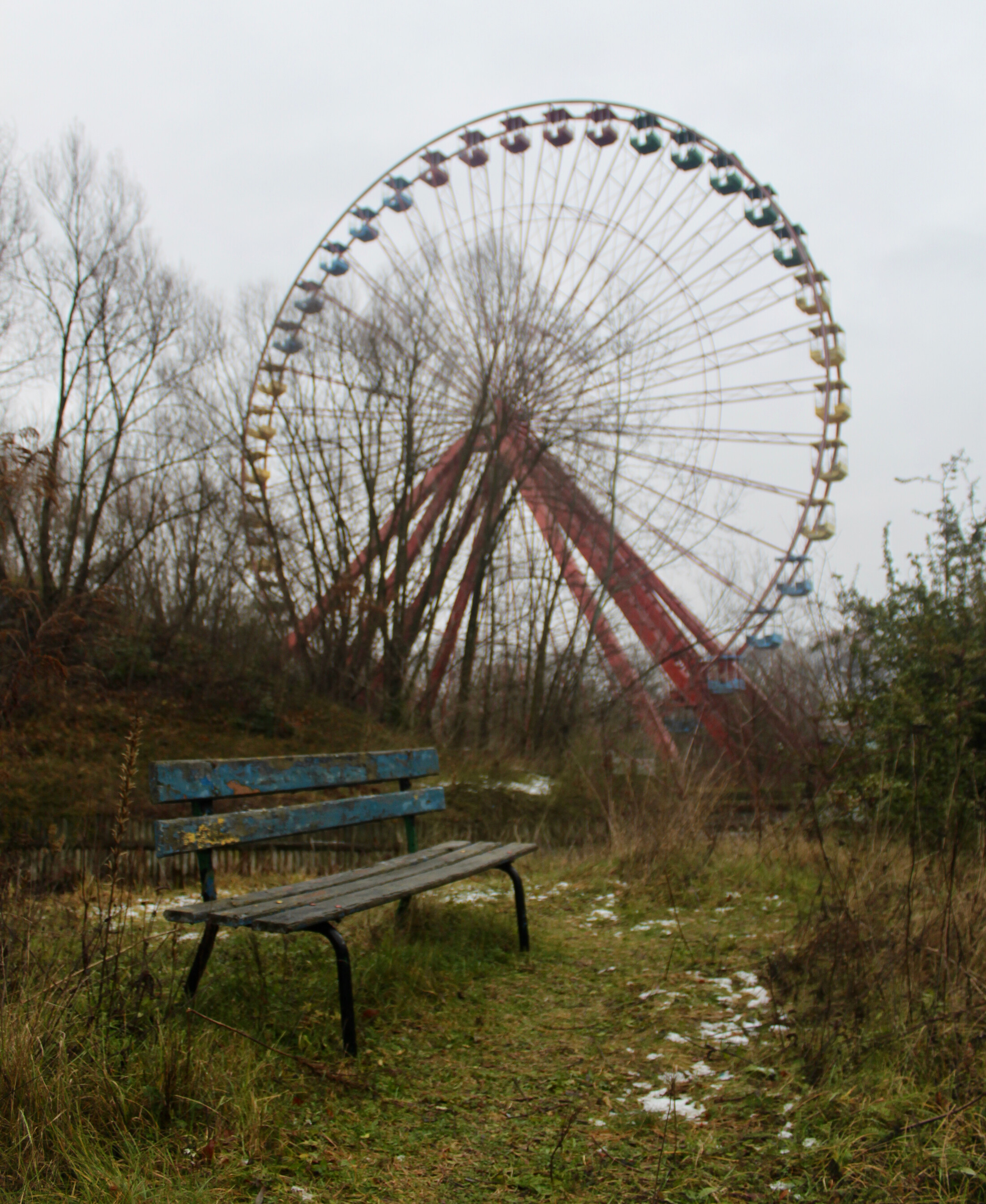 abandoned spinning wheel in spree park