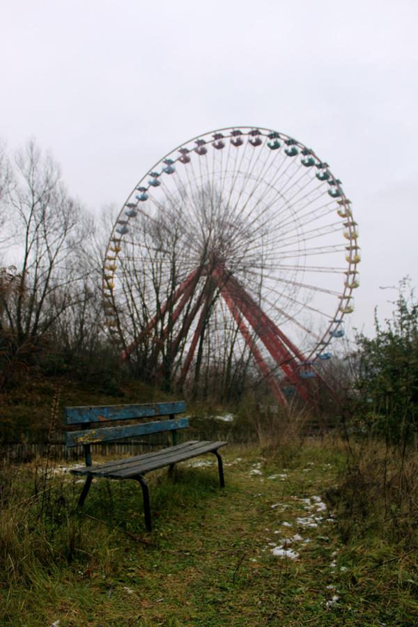 abandoned spinning wheel in spree park