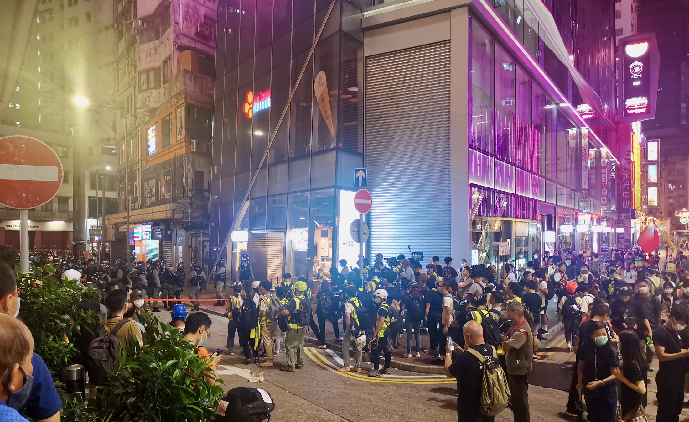 Soft confrontation between the public and the riot police in Causeway Bay